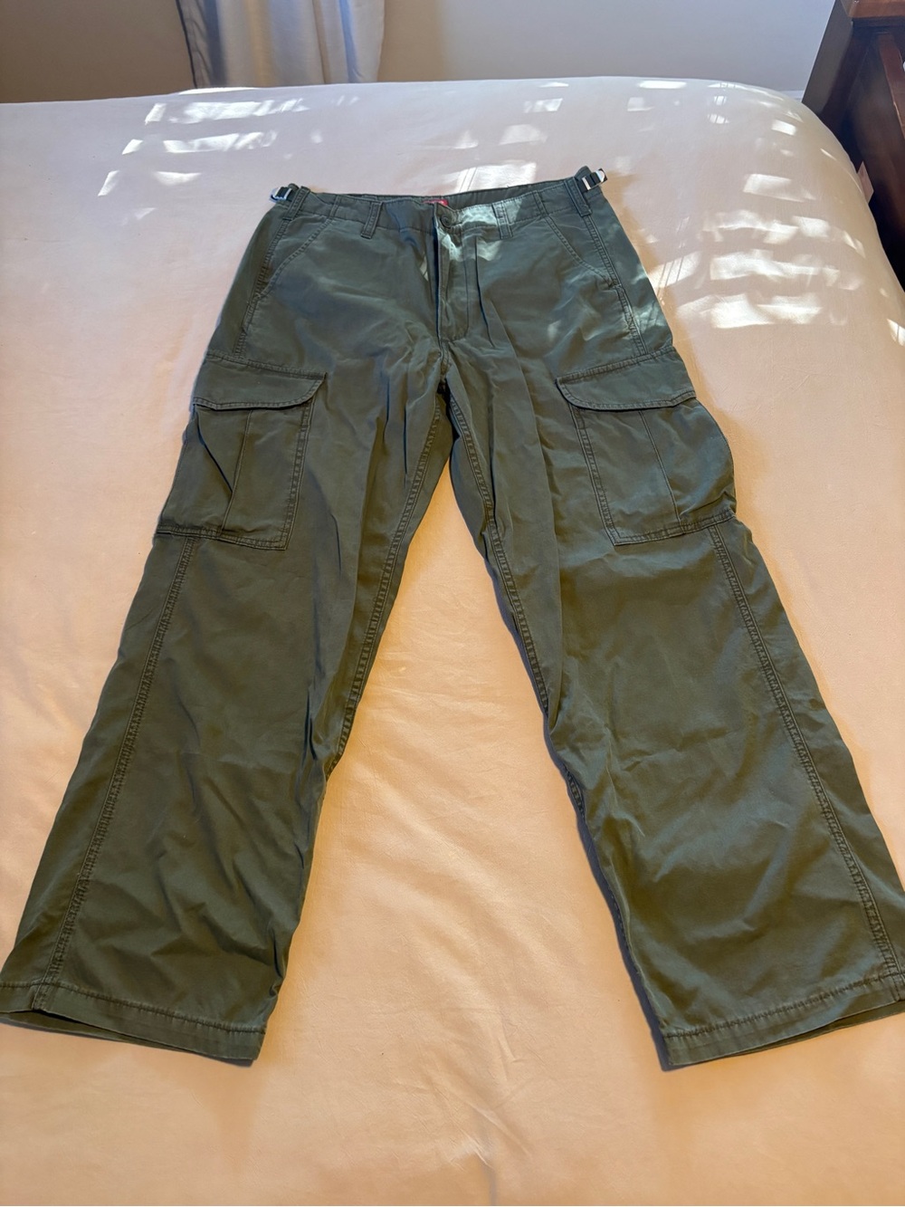 Levi's Olive Cargo Pants with Multi-Pocket Design